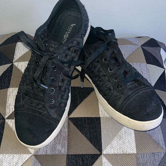 EXCELLENT CONDITION KOOLABURRA BY UGG BLACK WOVEN SNEAKERS SIZE 9 - Picture 1 of 7